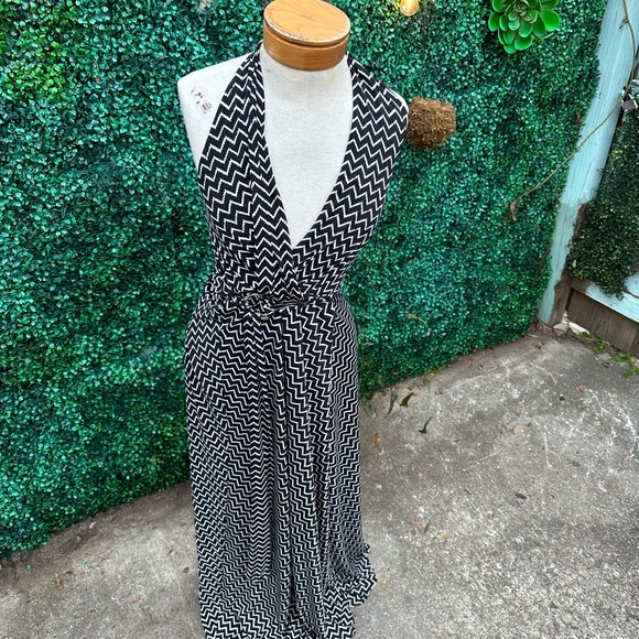 Beautiful White House Black Market dress with plunging neckline! - Picture 3 of 3